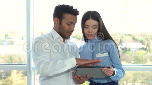 男人和女人都拿着平板电脑视频的预览图