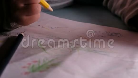 小孩子用铅笔和毛毡尖笔在一张纸上画画学会在一张纸上画画回家视频的预览图