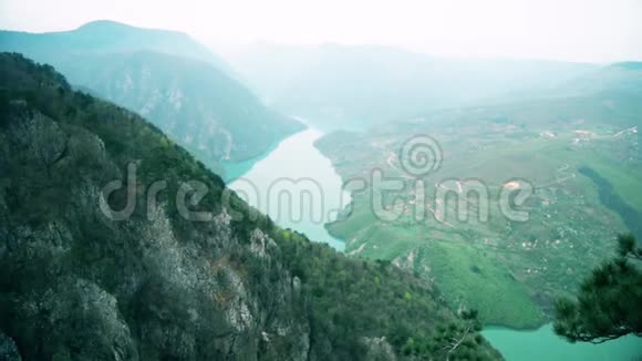 峡谷与河流的美丽景色视频的预览图