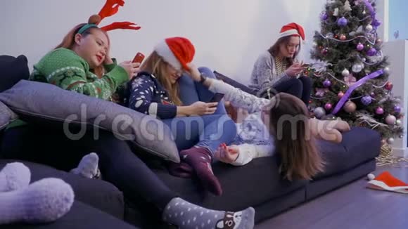 五个女朋友在家沙发上放松视频的预览图