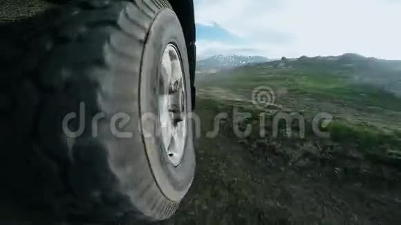 越野车骑在乡村的高山公路上沿着山谷行驶的汽车车轮的景色汽车旅行视频的预览图