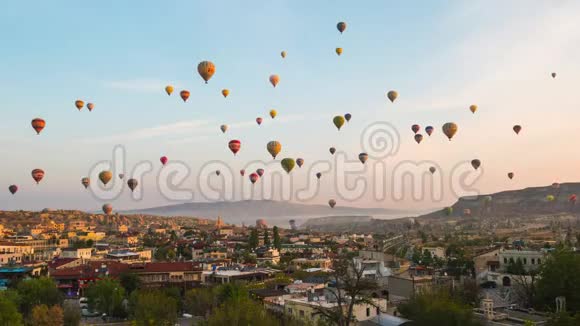 气球在卡帕多西亚飞行在戈尔梅的城市景观天际线土耳其的时间流逝视频的预览图