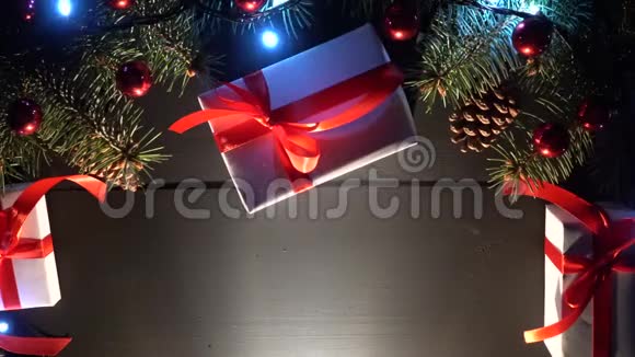 带有新年礼物和圣诞树的桌子闪烁的灯光模糊视频的预览图