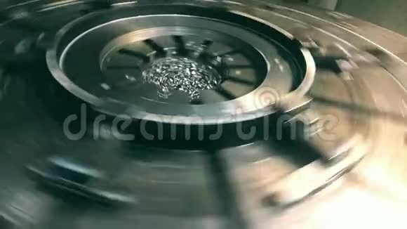 在切割机和冷却液的帮助下从钢坯中以环的形式加工耐热金属的视频视频的预览图