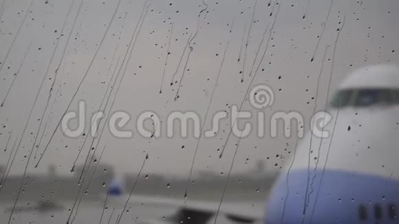 带飞机的玻璃窗上的雨滴运动视频的预览图
