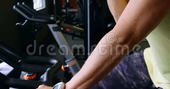 健身工作室4k健身期间一位资深女士在手机上交谈视频的预览图