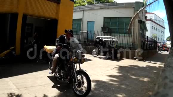骑着大摩托车的老人背着箱子视频的预览图