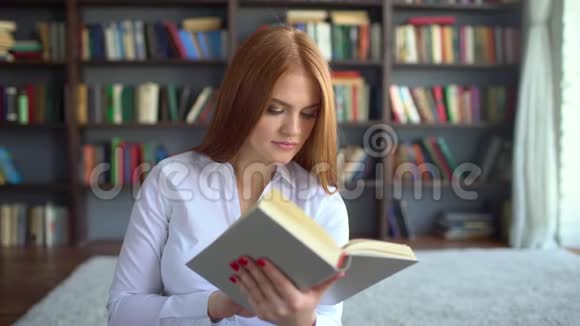 可爱的青少年女孩女学生学习近距离20多岁的金发模特读了一本书的翻页视频的预览图