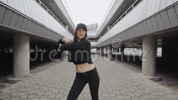 妇女在停车场跳现代时尚舞蹈摆姿势现代自由式城市环境视频的预览图