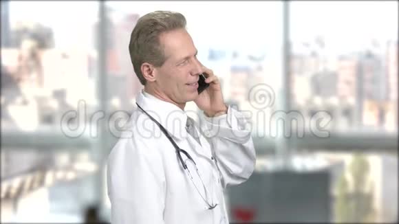 医生在打电话模糊的背景视频的预览图