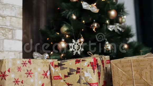 时尚的圣诞内部装饰杉树带花环的圣诞树让你感到舒适视频的预览图