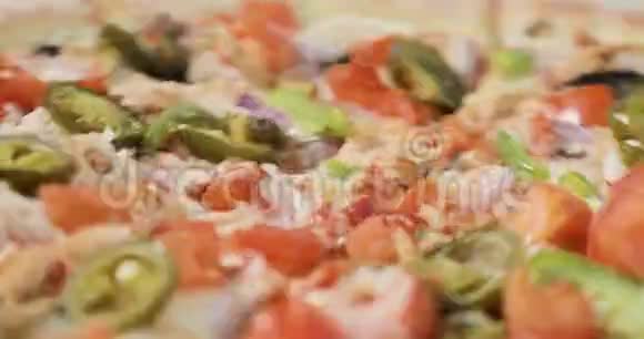用培根和蔬菜旋转美味披萨的特写镜头视频的预览图