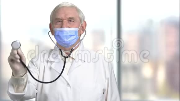 老年医生拿着听诊器朝摄像机走去视频的预览图