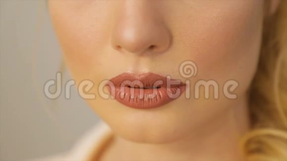 女人嘴唇涂上红色口红视频的预览图