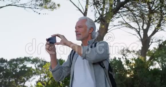 4k农村老人用手机点击照片视频的预览图