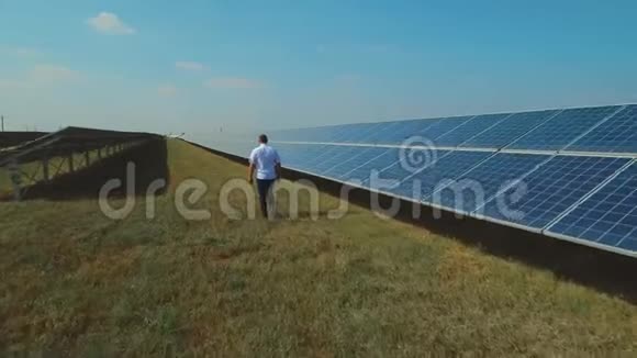 工程师沿着太阳能电池板行走视频的预览图