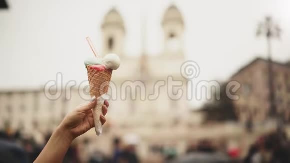 女孩手拿着冰淇淋意大利罗马模糊的西班牙广场视频的预览图
