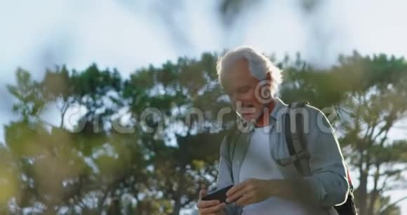4k农村老人用手机点击照片视频的预览图