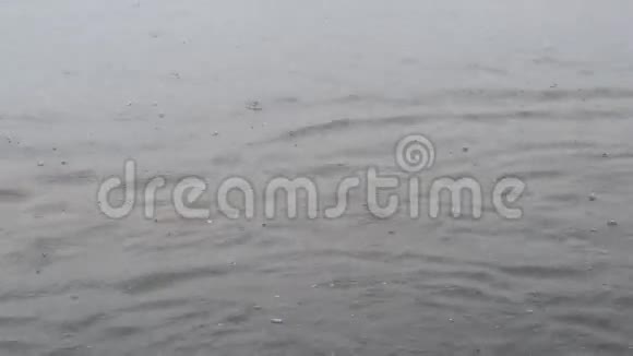 在水面上下雨视频的预览图