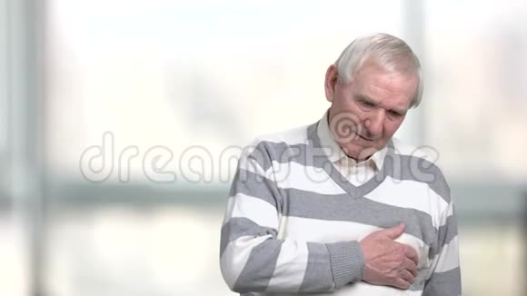老年男子胸部不适视频的预览图