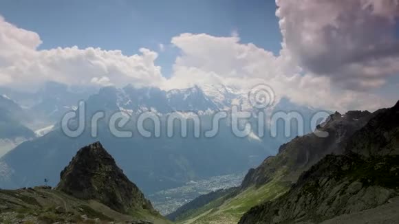 夏莫尼克斯山谷和勃朗峰上方云层的延时镜头视频的预览图