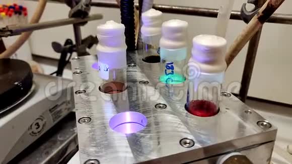 玻璃瓶中多种彩色光化学反应视频的预览图