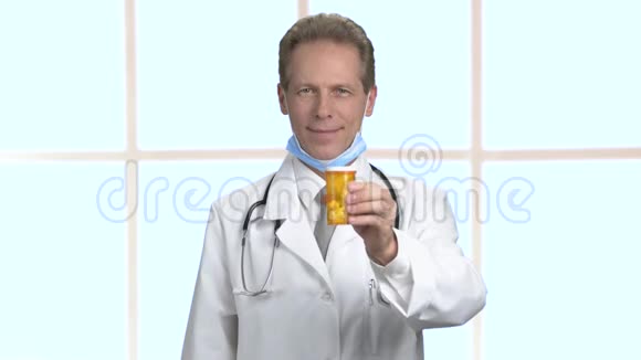 医生给你一罐药视频的预览图