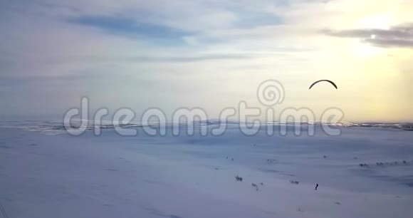 在冻土带放风筝的人的鸟瞰图视频的预览图