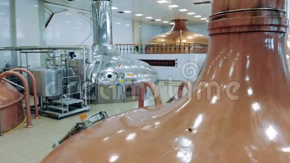 有金属啤酒容器的工厂大厅视频的预览图