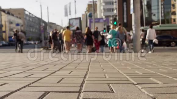 穿过城市街道的人行横道的人群视频的预览图