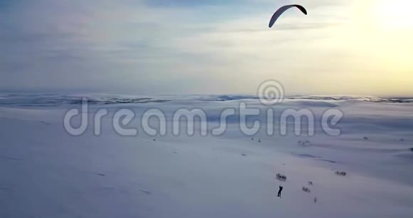 在冻土带放风筝的人的鸟瞰图视频的预览图