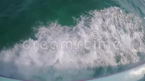 强大的海浪从快速移动的船上抽出一股巨大的深蓝水和白色泡沫上升视频的预览图