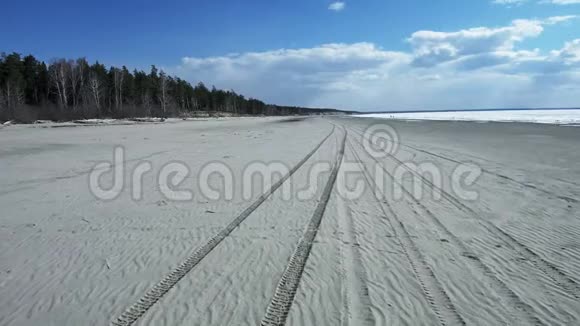 沙滩轮胎痕迹透视视频的预览图