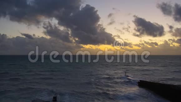 海上舞动的波浪景观从Seaford查看视频的预览图