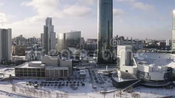 冬季阳光明媚的一天城市中心美丽的码头和现代化玻璃建筑的空中景色视频的预览图