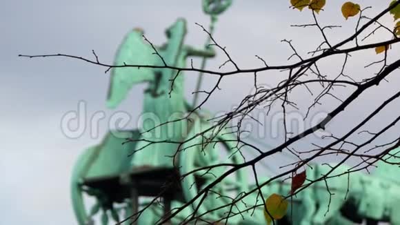 勃兰登堡门的四弦琴在柏林的枝叶后面放大视频的预览图