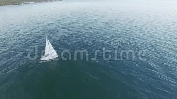 远离海岸的游艇的鸟瞰图视频的预览图