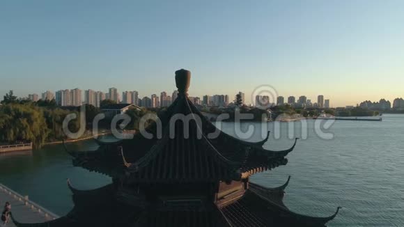 日落时俯瞰中国传统古亭的慢镜头背景为城市景观视频的预览图