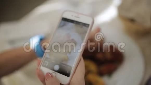 用手机相机拍摄食物照片观看滑动画廊视频的预览图