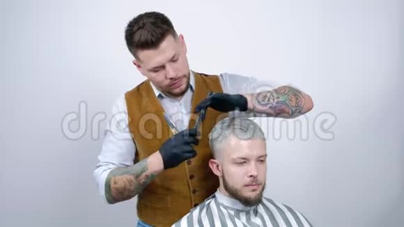 一个年轻人用头发剪刀和梳子理发视频的预览图