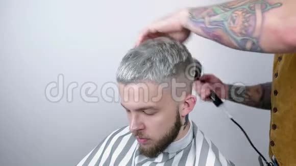 沙龙里的男式发型理发店里的人发干理发师用吹风机做发型做完美容吹风机视频的预览图