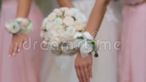 一位新娘和伴娘穿着粉色连衣裙手捧花束视频的预览图