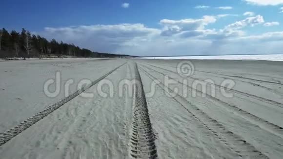 沙滩轮胎痕迹透视视频的预览图