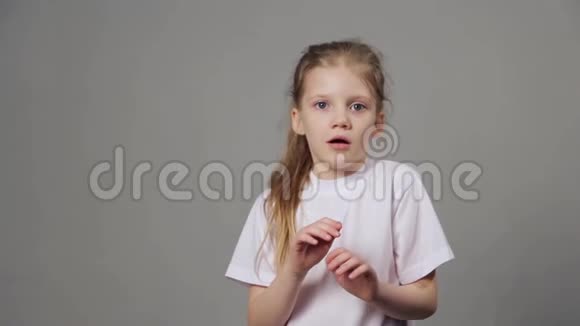 害怕的年轻女孩表达恐惧情绪孤立在灰色背景情感概念视频的预览图