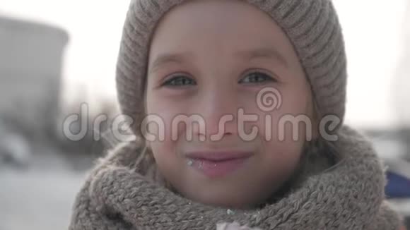 可爱的小女孩在美丽的棒棒糖在美丽的冬日生活方式户外视频的预览图