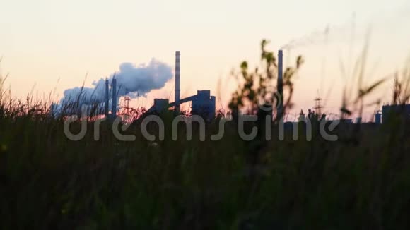 黎明时分来自冶金厂的白烟逆天视频的预览图