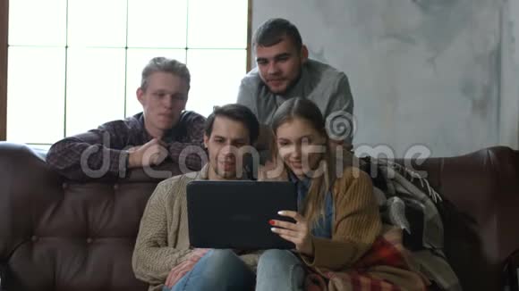 青少年用平板电脑在线视频通话视频的预览图