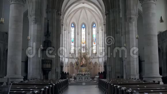 天主教大教堂内有灰色柱子和彩色眼镜视频的预览图