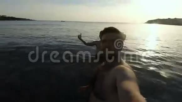两个朋友在海洋里拍一张视频自拍视频的预览图