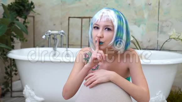 一个戴假发的好女人在浴室里表达沉默或秘密的愿望的肖像视频的预览图